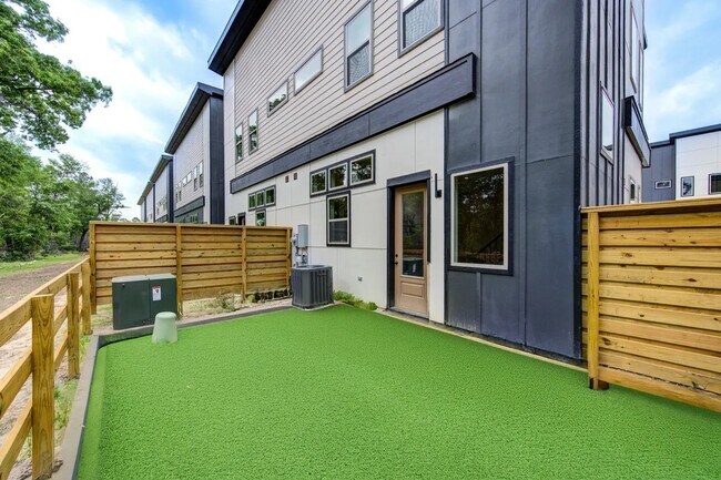 Building Photo - 13902 Bee Flower Ln