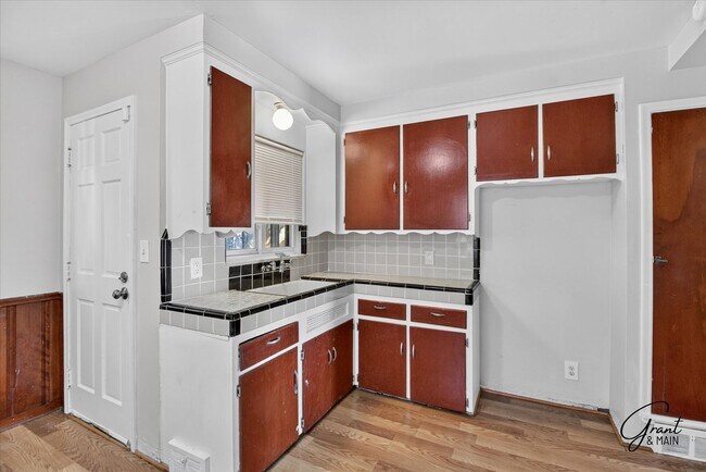 Building Photo - $1300 3 bedrooms