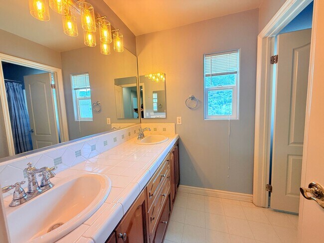 Building Photo - Spacious 4-bedroom, 3-bathroom home in New...
