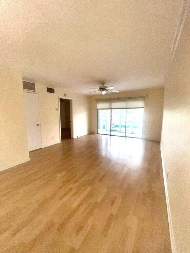 Building Photo - 3040 NE 16th Ave