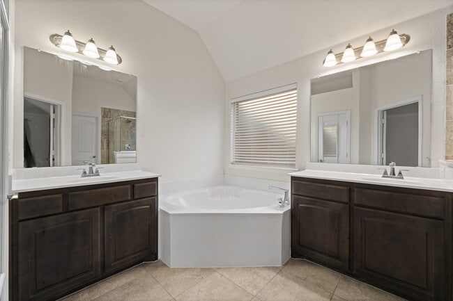 Building Photo - 105 Live Oak Dr