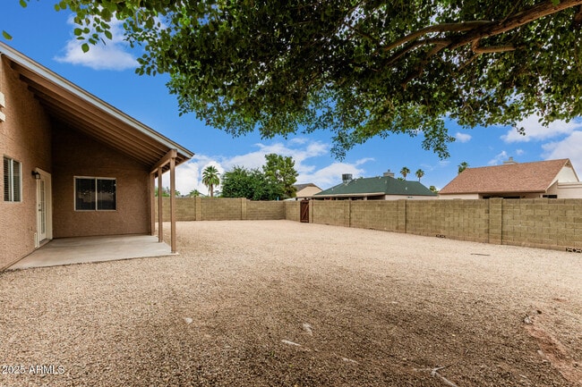Building Photo - 1505 E Divot Dr