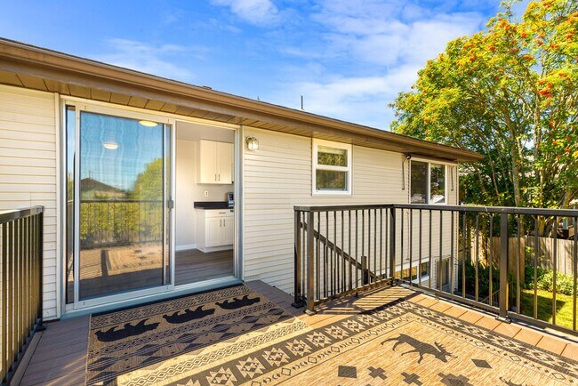 Building Photo - Crown Hill 3 Bedroom Daylight Basement Home