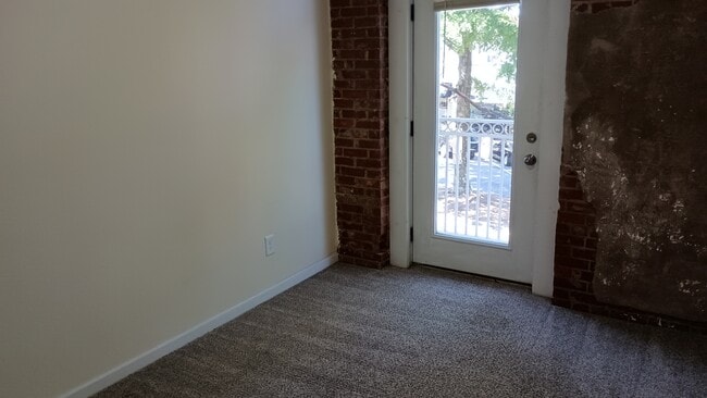 Building Photo - 128 N Hill St