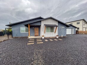 Building Photo - Live Comfortable in a Modern Paradise Home!