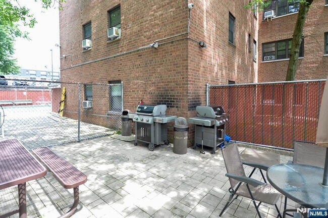 Building Photo - 208 Anderson St