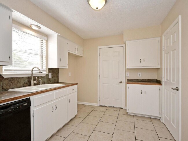 Building Photo - "Charming 3-Bedroom Retreat with 2 Baths i...