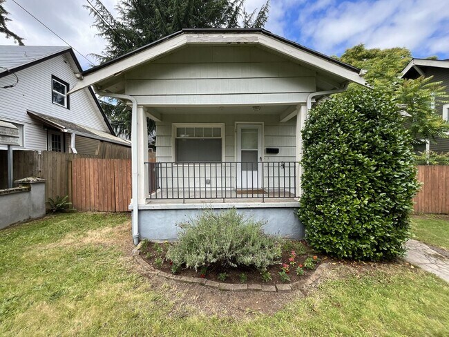 Building Photo - Bright and Open Home with Flexible Living Spaces and an Expansive Backyard