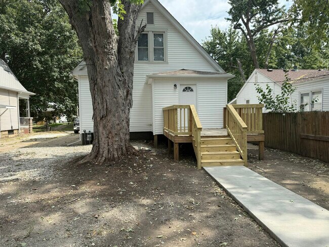 Building Photo - 2237 S 10th St