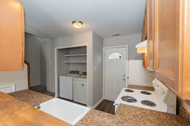 Building Photo - Two Bedroom Home!