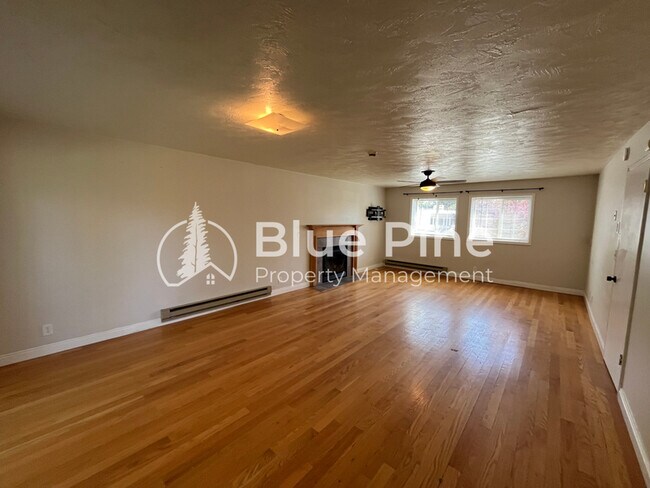 Building Photo - 395 Hemlock Cir