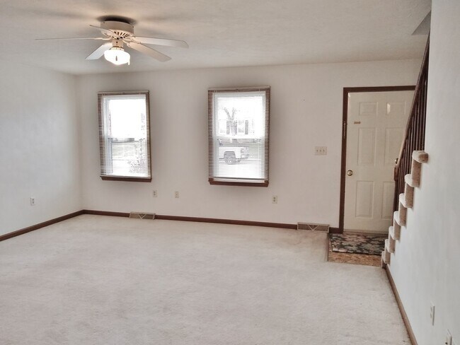 Building Photo - 2 Bed / 1-1/2 Bath Single Family Home Townhome