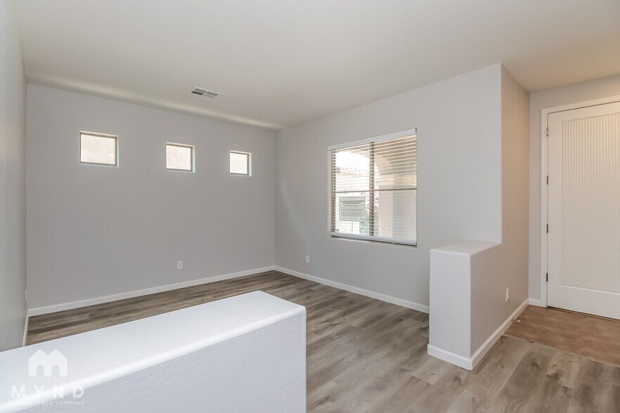 Building Photo - 1635 S Starling Dr