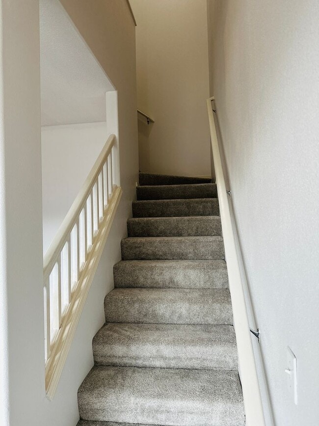 Building Photo - Charming and Updated Townhome in Convenien...