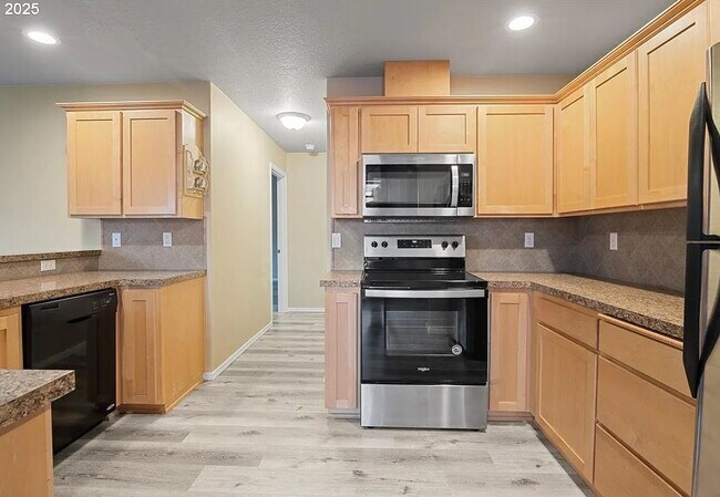 Building Photo - "Charming 3-Bed Oasis in Monmouth with Cozy Fireplace & Stylish Furnishings!"
