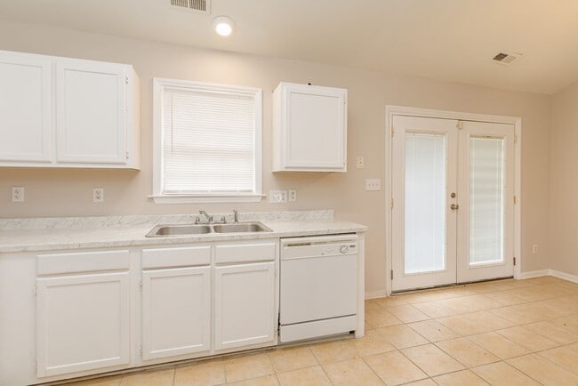 Building Photo - Beautiful 4 bed 2 bath home in Greensboro with fenced yard. Walk to coffee shop and restaurants.