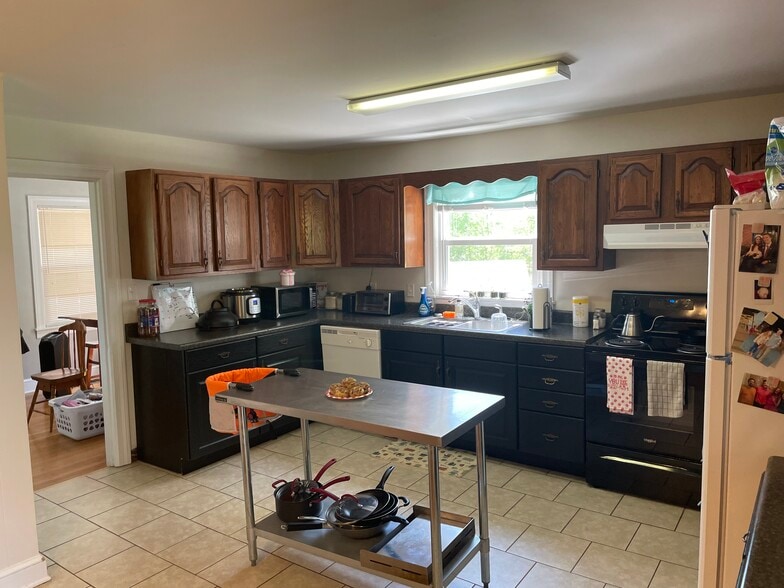 Kitchen - 914 Westview Cir