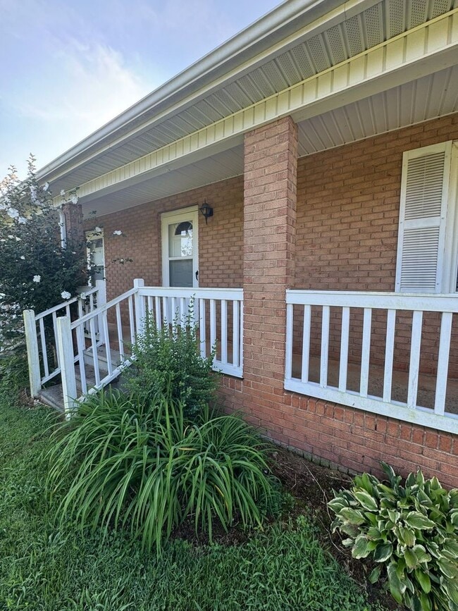 Building Photo - 2265 Claremont Rd
