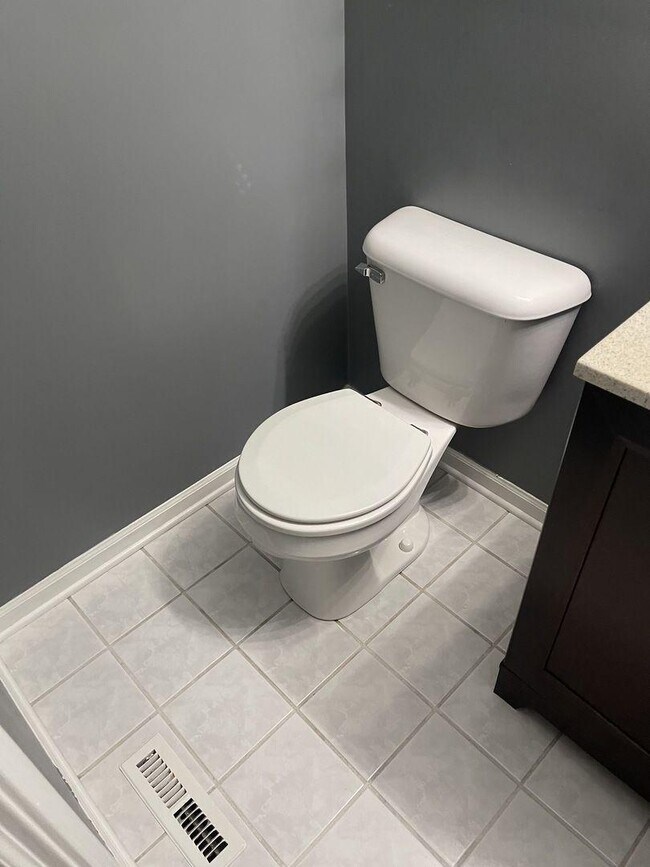 Building Photo - 3 bedroom in Naperville IL 60564