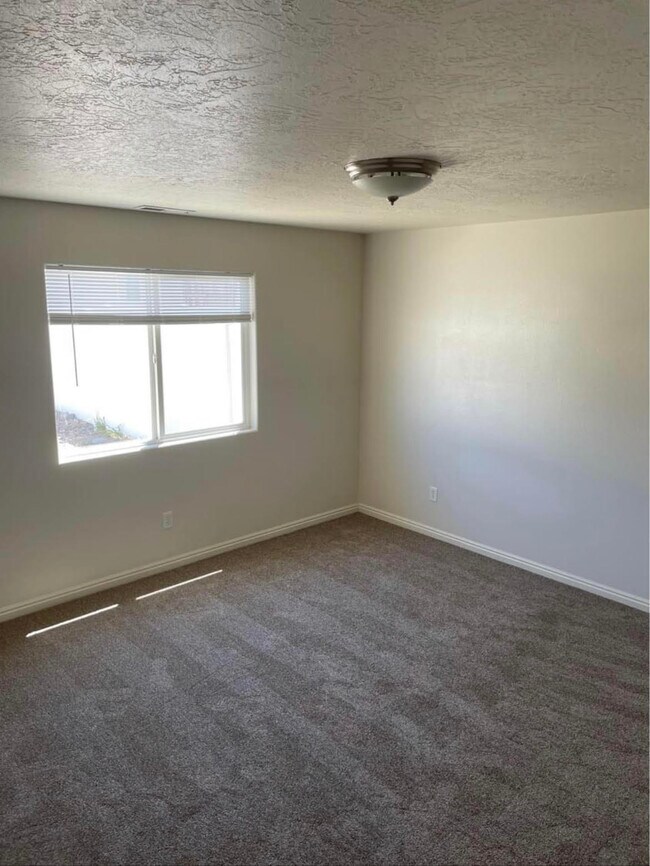 Building Photo - 1260 N 650 W