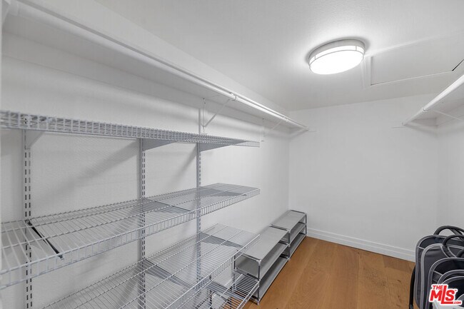 Building Photo - 851 N San Vicente Blvd