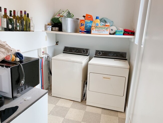 Building Photo - PRELEASING:  A 7+ bedroom/ 2 bath home in York Neighborhood!