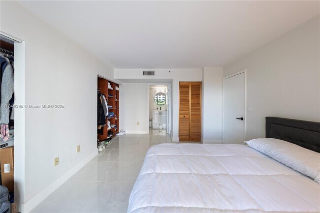 Building Photo - 540 Brickell Key Dr