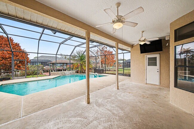 Building Photo - Canal front home!