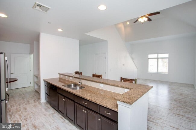 Building Photo - 523 Carson Terrace