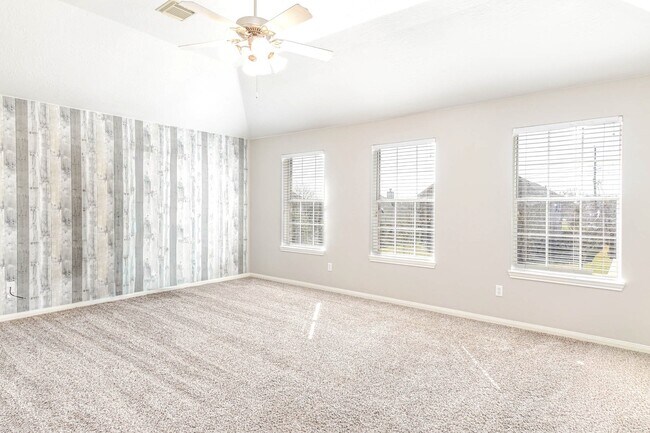 Building Photo - 245 Lake Estates Dr