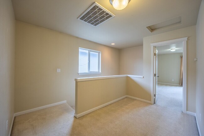 Building Photo - Spacious 3 Bedroom 2.5 Bathroom Rental Pro...