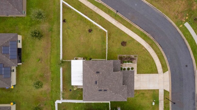 Building Photo - FULLY FENCED BACK YARD!