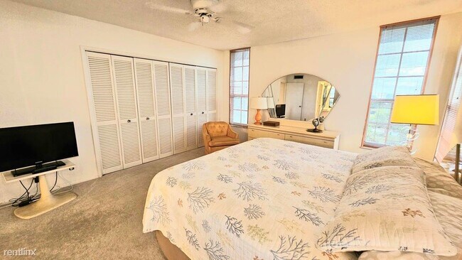 Building Photo - 3 br, 2 bath House - 575 Oaks Ln Apt 1010