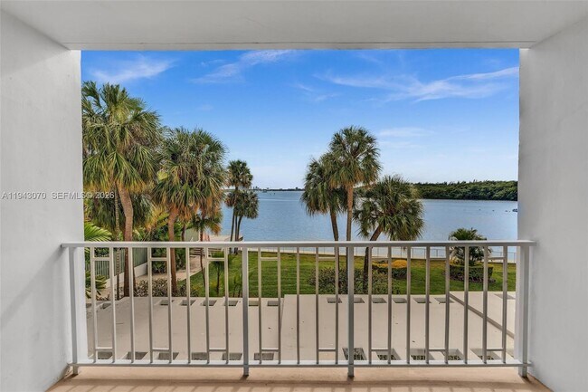 Building Photo - 500 Bayview Dr