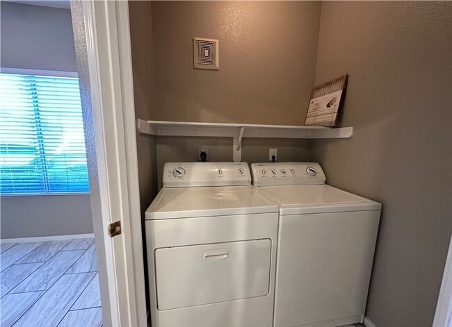 Building Photo - 6480 Annie Oakley Dr