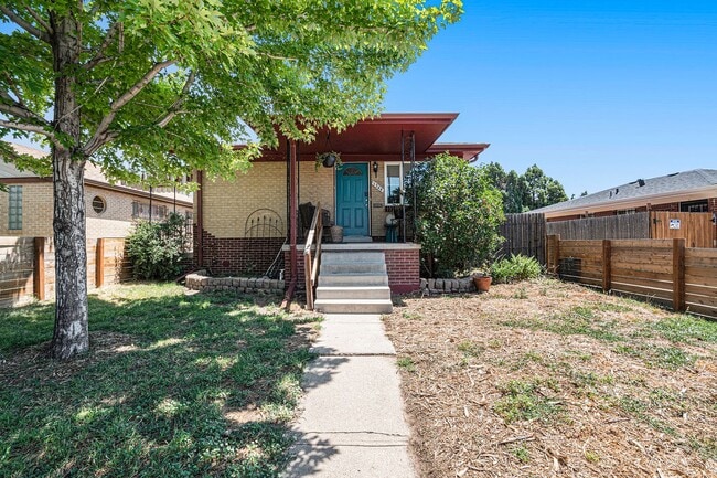Building Photo - Updated 2 Bed | 1.5 Bath Upper Duplex Near...