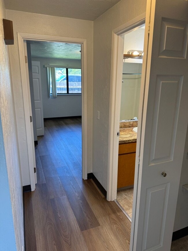 Building Photo - 2 bedroom 1 bath duplex in Cottage Grove!