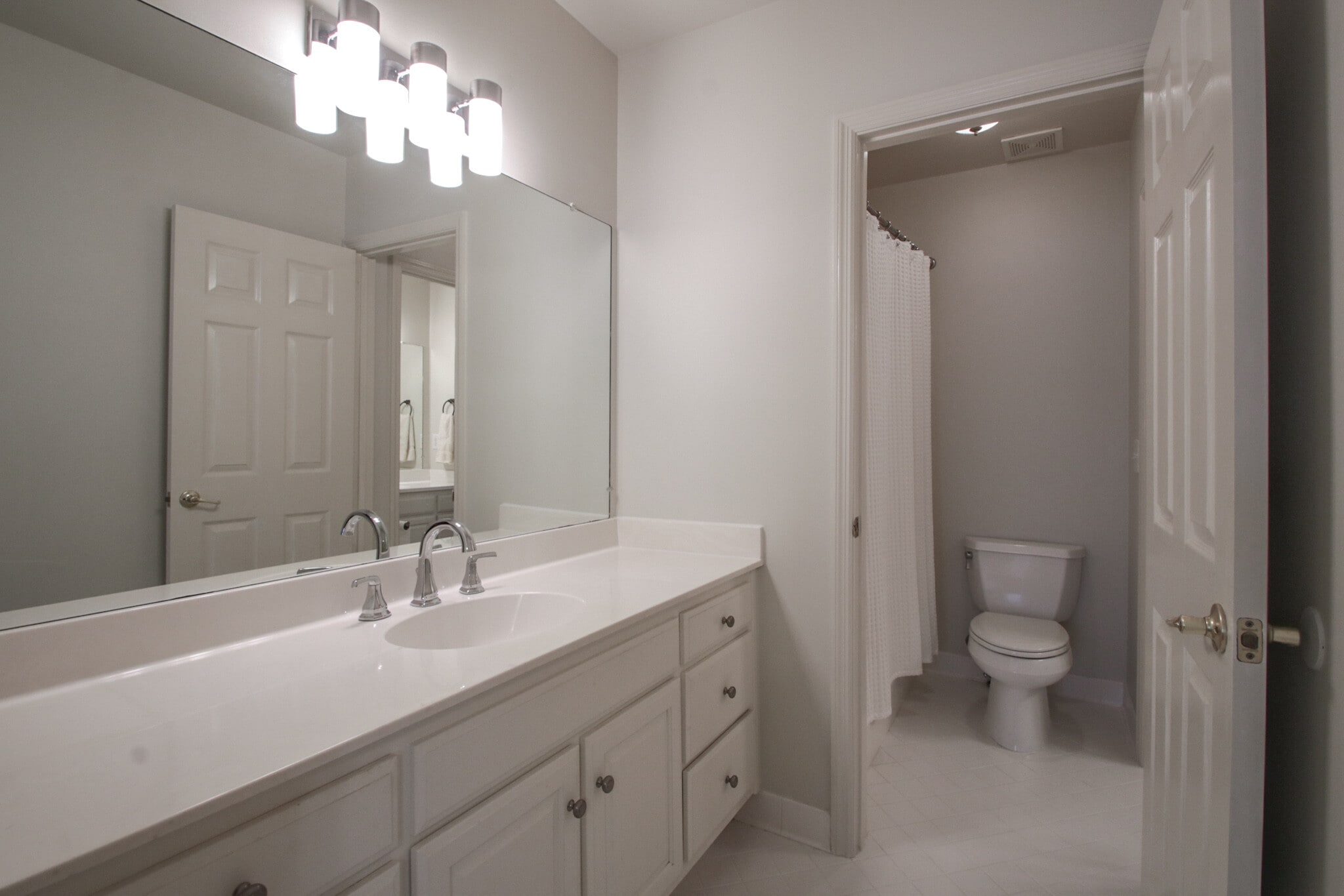 upstairs jack/jill bath - 1614 Brentwood Pointe