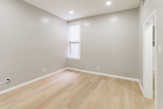 Building Photo - 2827 W Girard Ave