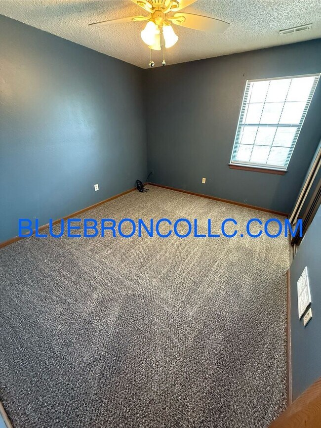 Building Photo - Updated 2-Bedroom Apartment in Raytowm