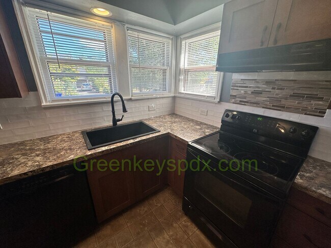 Building Photo - Gorgeous Pet-Friendly 3 Bedroom 1 Bath House