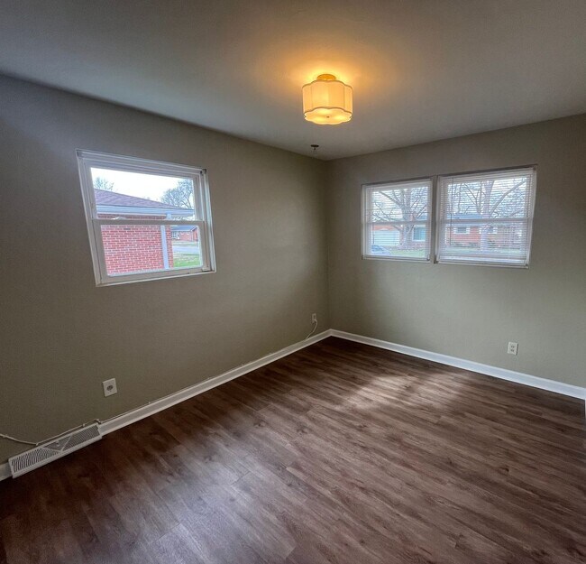 Building Photo - Three bedroom Brick Ranch in Godfrey