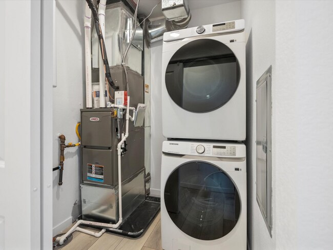 Building Photo - 6153 N Ceylon St