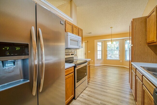 Building Photo - Spacious 4 BR, 2 BA Home On Quiet Cul de Sac, Private Fenced Backyard, Community Pool