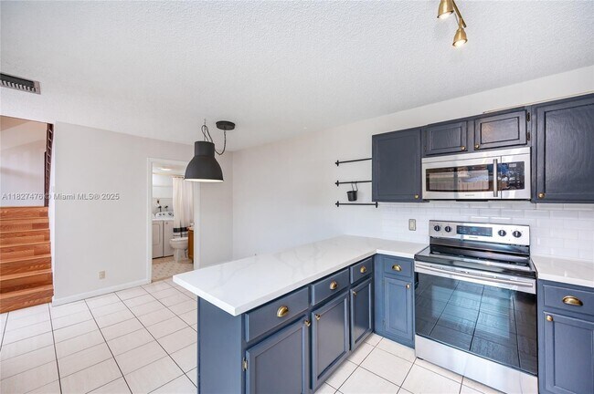 Building Photo - 2536 Camelot Ct