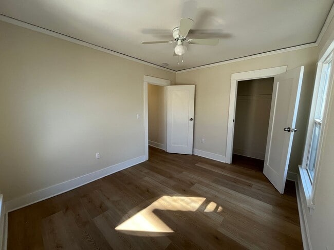Building Photo - 2+1 w/all appliances + garage in central L...