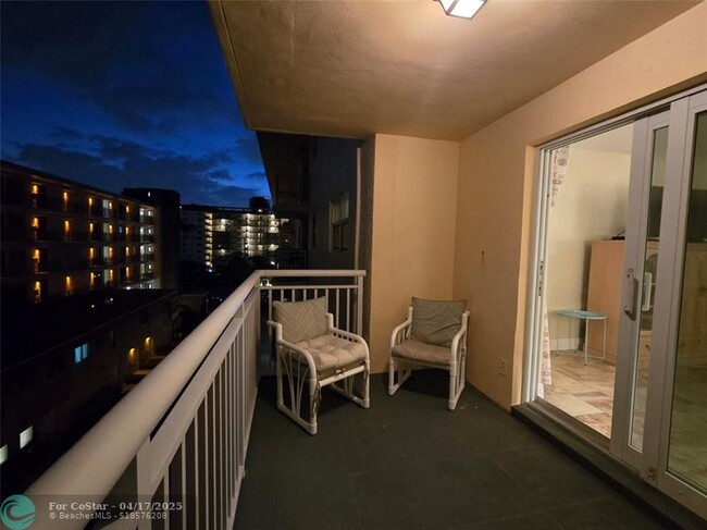 Building Photo - 1161 Hillsboro Mile