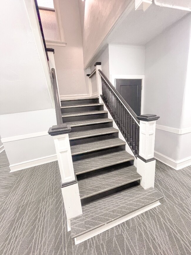 Building Photo - 601 Main St