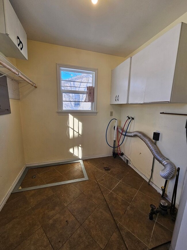 Building Photo - 2 BED | 1 BATH | SINGLE-LEVEL HOME | WEST