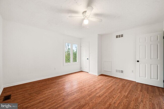 Building Photo - 302 Pinebrooke Cir
